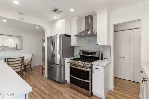 Kitchen - 2534 E Meadowbrook Ave, Phoenix, AZ 85016 photo 4 of 6