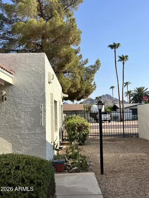 Exterior - 3081 E Cannon Dr, Phoenix, AZ 85028 photo 2 of 3