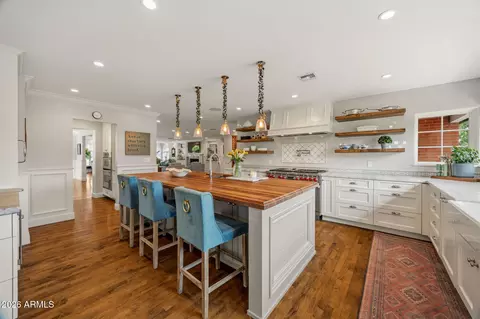 Kitchen - 334 E Glenn Dr, Phoenix, AZ 85020 photo 5 of 8