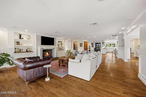 Living - 334 E Glenn Dr, Phoenix, AZ 85020 photo 3 of 5