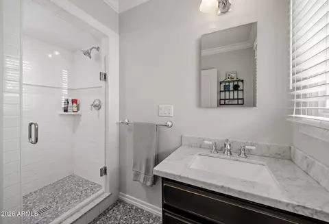 Bath - 334 E Glenn Dr, Phoenix, AZ 85020 photo 4 of 10