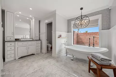 Bath - 334 E Glenn Dr, Phoenix, AZ 85020 photo 3 of 10