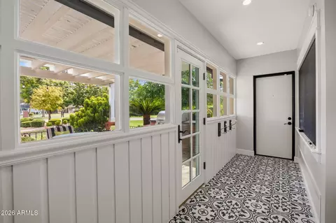 Entry Way - 334 E Glenn Dr, Phoenix, AZ 85020 photo 2 of 4