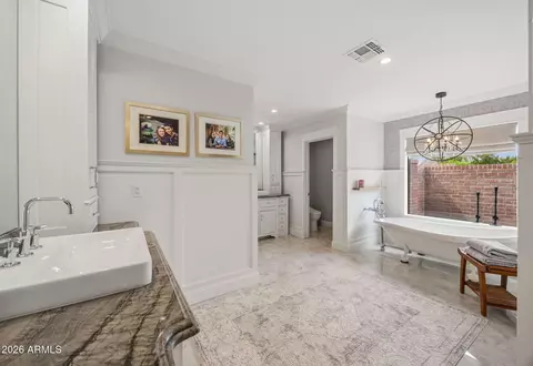 Bath - 334 E Glenn Dr, Phoenix, AZ 85020 photo 6 of 10