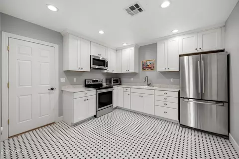 Kitchen - 334 E Glenn Dr, Phoenix, AZ 85020 photo 8 of 8