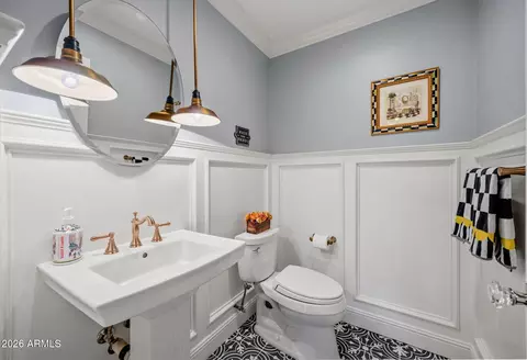 Bath - 334 E Glenn Dr, Phoenix, AZ 85020 photo 1 of 10