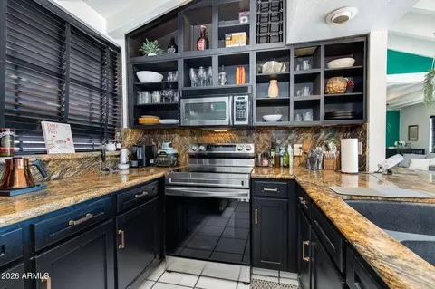 Kitchen - 825 E Piute Ave, Phoenix, AZ 85024 photo 4 of 7