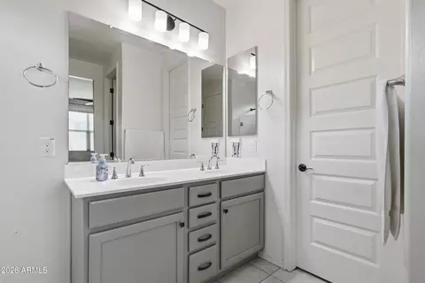 Bath - 3340 W Carter Rd, Phoenix, AZ 85041 photo 2 of 5