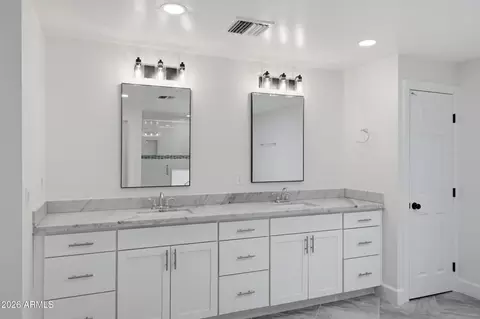 Bath - 5140 E Osborn Rd, Phoenix, AZ 85018 photo 2 of 7