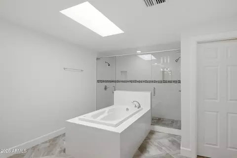 Bath - 5140 E Osborn Rd, Phoenix, AZ 85018 photo 4 of 7