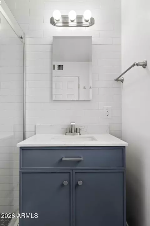 Bath - 8329 N 5th St, Phoenix, AZ 85020 photo 5 of 9