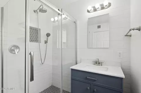 Bath - 8329 N 5th St, Phoenix, AZ 85020 photo 6 of 9
