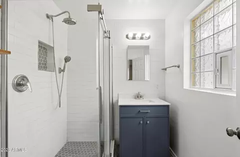 Bath - 8329 N 5th St, Phoenix, AZ 85020 photo 4 of 9