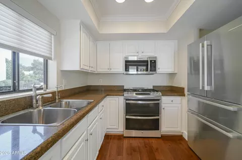 Kitchen - 4818 N 35th Pl, Phoenix, AZ 85018 photo 2 of 5