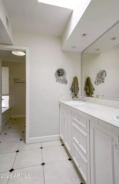 Bath - 4818 N 35th Pl, Phoenix, AZ 85018 photo 2 of 6