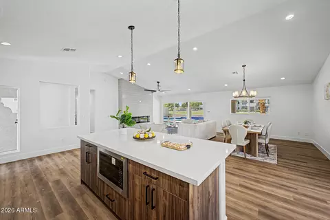 6425 W Irma Ln, Glendale, AZ 85308