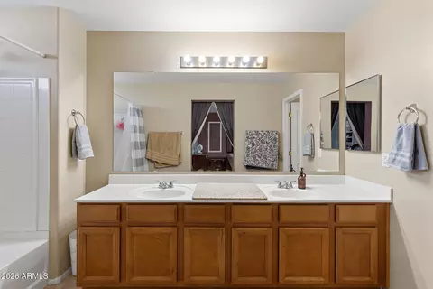 Bath - 1361 S Swallow Ln, Gilbert, AZ 85296 photo 5 of 7