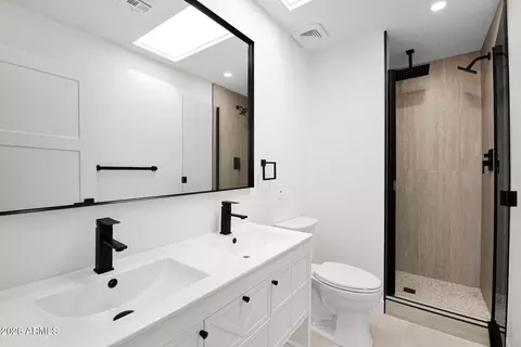 Bath - 2224 E Sandra Ter, Phoenix, AZ 85022 photo 2 of 4