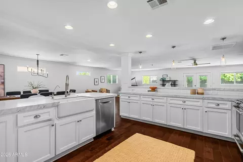 Kitchen - 4330 E Devonshire Ave, Phoenix, AZ 85018 photo 5 of 6