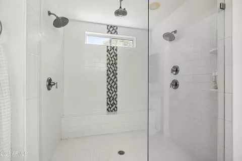 Bath - 4330 E Devonshire Ave, Phoenix, AZ 85018 photo 2 of 3