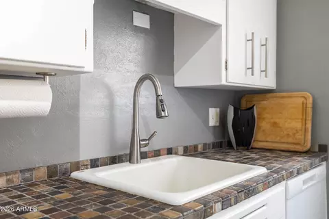 Kitchen - 140 E Coronado Rd #19, Phoenix, AZ 85004 photo 8 of 11