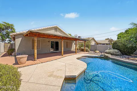 Exterior - 4040 N 14th Pl, Phoenix, AZ 85014 photo 2 of 9
