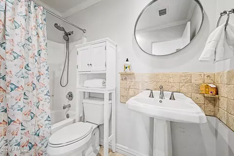 Bath - 4040 N 14th Pl, Phoenix, AZ 85014 photo 3 of 3
