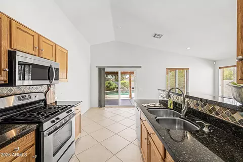 Kitchen - 4040 N 14th Pl, Phoenix, AZ 85014 photo 4 of 4