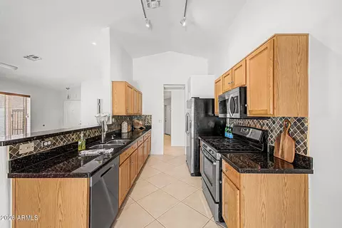 Kitchen - 4040 N 14th Pl, Phoenix, AZ 85014 photo 2 of 5