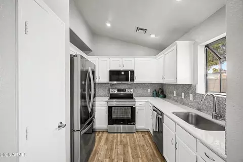 Kitchen - 4407 E Amberwood Dr, Phoenix, AZ 85048 photo 1 of 3