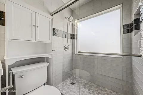 Bath - 1510 E Taro Ln, Phoenix, AZ 85024 photo 2 of 3