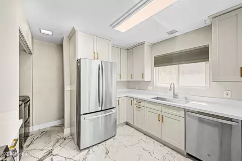 Kitchen - 1510 E Taro Ln, Phoenix, AZ 85024 photo 3 of 4