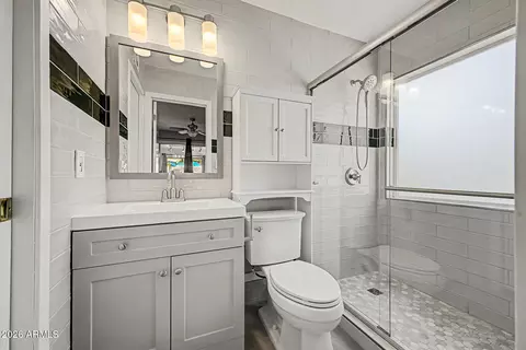 Bath - 1510 E Taro Ln, Phoenix, AZ 85024 photo 1 of 3