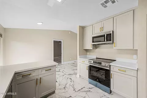 Kitchen - 1510 E Taro Ln, Phoenix, AZ 85024 photo 4 of 4