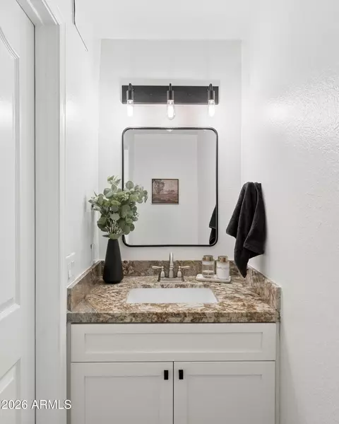 Bath - 4323 E Lone Cactus Dr, Phoenix, AZ 85050 photo 5 of 5