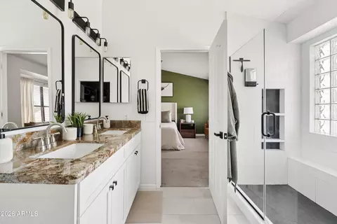 Bath - 4323 E Lone Cactus Dr, Phoenix, AZ 85050 photo 2 of 5