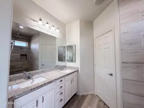 Bath - 5641 S 10th Dr, Phoenix, AZ 85041 photo 3 of 5
