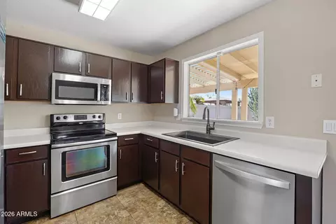 Kitchen - 2111 E Paradise Ln, Phoenix, AZ 85022 photo 3 of 4