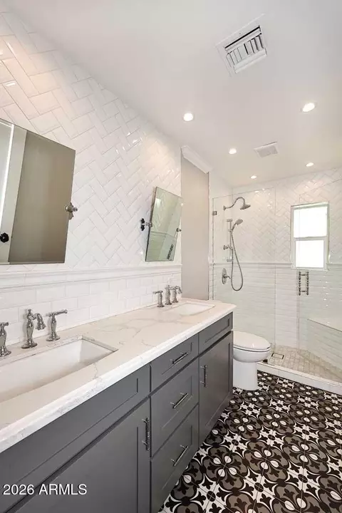 Bath - 2230 E Devonshire Ave, Phoenix, AZ 85016 photo 2 of 7