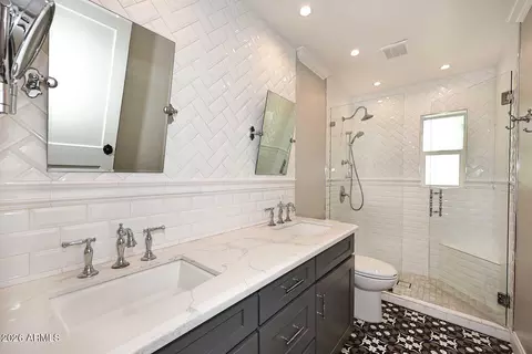 Bath - 2230 E Devonshire Ave, Phoenix, AZ 85016 photo 1 of 7