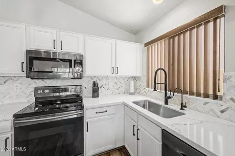 Kitchen - 4327 E Tether Trl, Phoenix, AZ 85050 photo 4 of 6