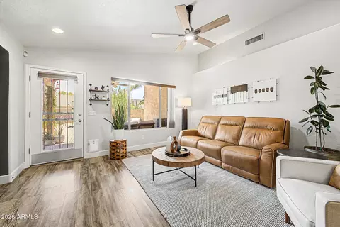 Living - 4327 E Tether Trl, Phoenix, AZ 85050 photo 2 of 4