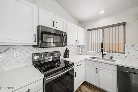 Kitchen - 4327 E Tether Trl, Phoenix, AZ 85050 photo 3 of 6