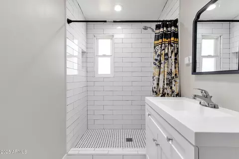 Bath - 345 W Montecito Ave, Phoenix, AZ 85013 photo 2 of 2