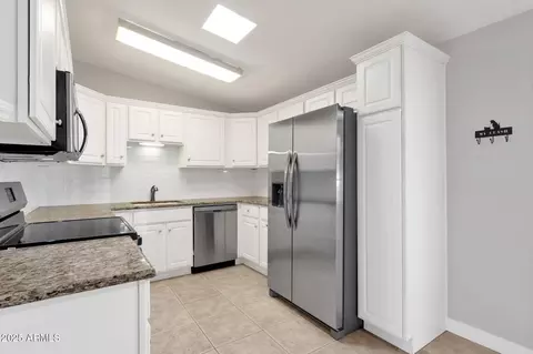 Kitchen - 345 W Montecito Ave, Phoenix, AZ 85013 photo 3 of 4