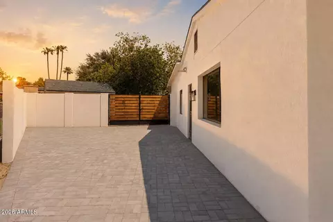 Exterior - 504 W Harmont Dr, Phoenix, AZ 85021 photo 3 of 10