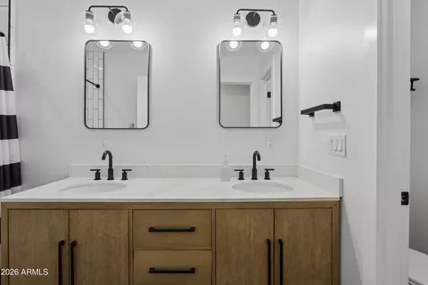 Bath - 504 W Harmont Dr, Phoenix, AZ 85021 photo 1 of 4