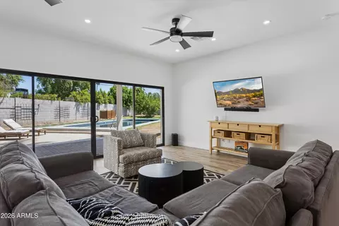 Living - 504 W Harmont Dr, Phoenix, AZ 85021 photo 2 of 3