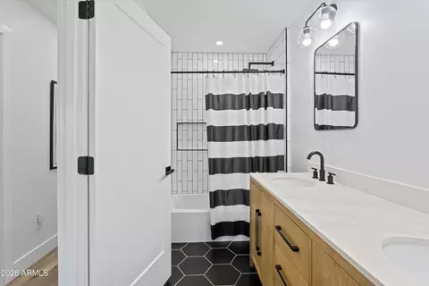 Bath - 504 W Harmont Dr, Phoenix, AZ 85021 photo 2 of 4