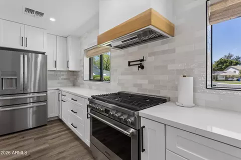 Kitchen - 504 W Harmont Dr, Phoenix, AZ 85021 photo 4 of 6